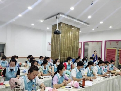 珠海學(xué)熱門家政培訓(xùn)技能月薪賽白領(lǐng) 學(xué)兩科送兩科